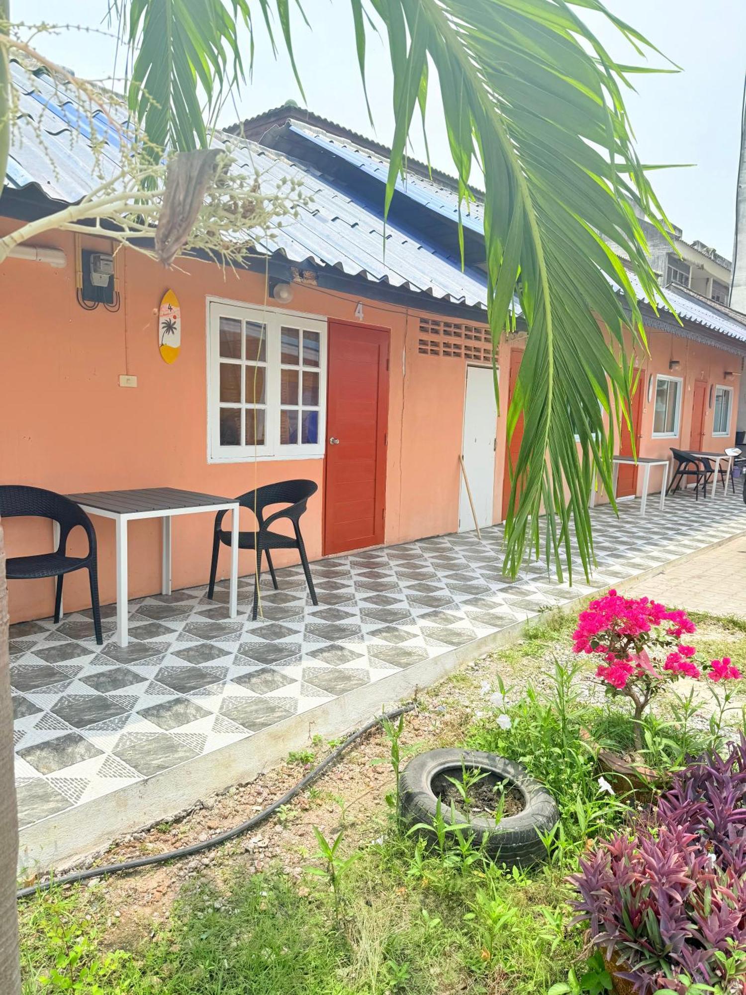 Harry'S Beach Club Ban Phe Exterior photo