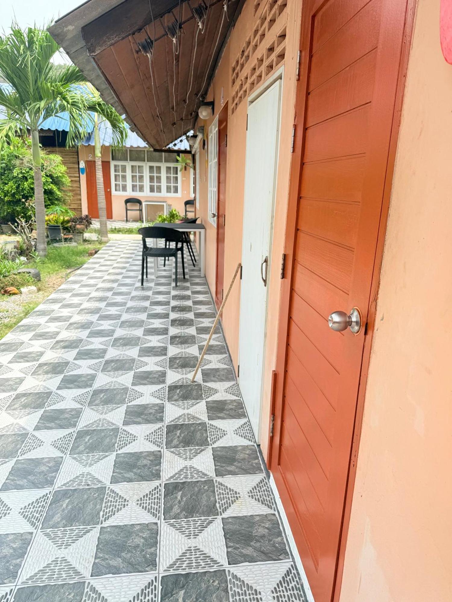 Harry'S Beach Club Ban Phe Exterior photo